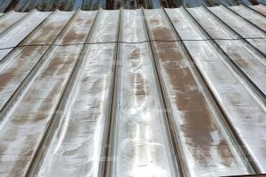 為什么彩鋼瓦表層會(huì)滲漏水？是什么導(dǎo)致的？